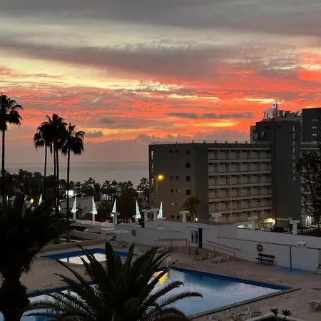 Americas With Pool View Apartament